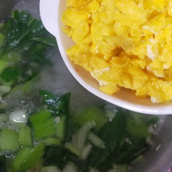 Kemudian masukkan telur dadar yang sudah diorak-arik. masak hingga matang. jangan lupa tes rasa. sajikan selagi hangat.