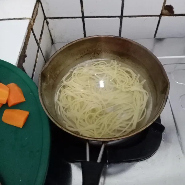 Rebus fettucine hingga matang, angkat dan tiriskan.