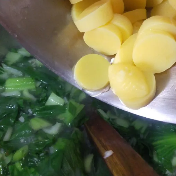 Tambahkan pokcoy dan tofu.
