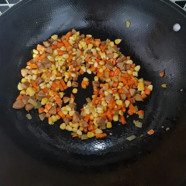 Masukkan wortel, jagung, dan sosis. Lalu masukkan bahan bumbu.