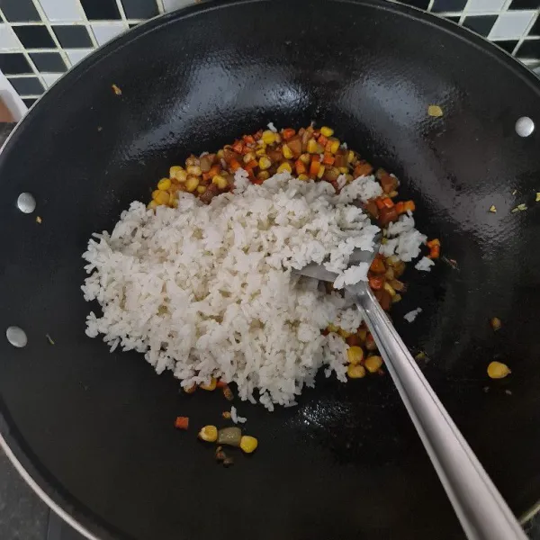 Masukkan nasi dan aduk rata hingga tidak ada gumpalan.