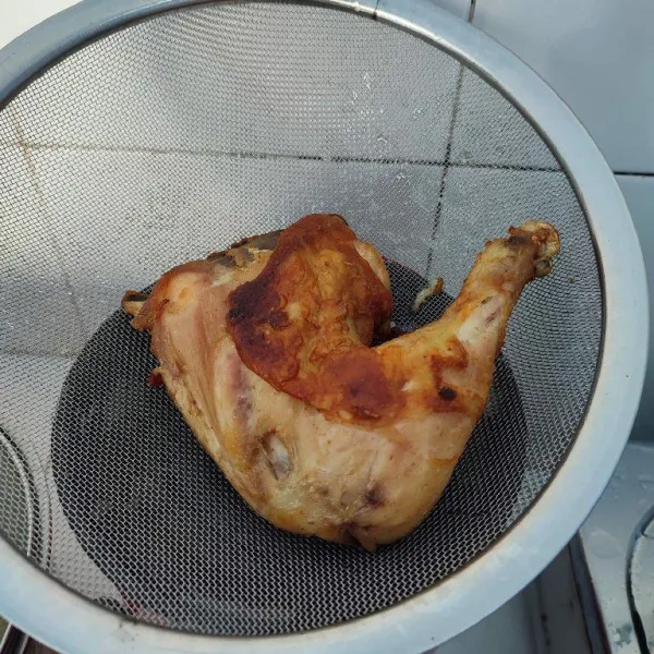 Setelah matang, angkat ayam dan goreng hingga kecoklatan. Tiriskan.