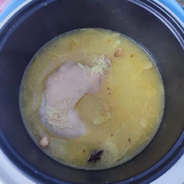 Pindahkan ke dalam magic com, tambahkan garam. Masak seperti menanak nasi pada umumnya.