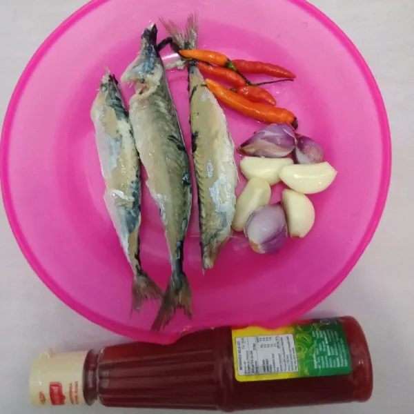 Siapkan ikan dan bumbu yang sudah dicuci.