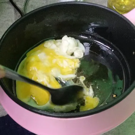 Pecahkan telur dalam wajan, kemudian orak arik