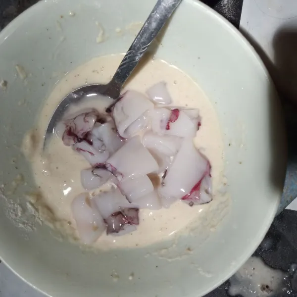 Celupkan cumi kedalam adonan tepung.