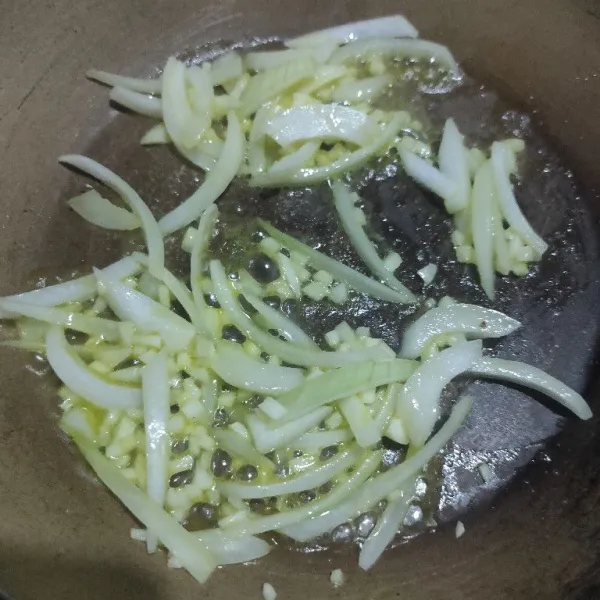 Tumis irisan bawang putih dan bawang bombai dengan sedikit minyak hingga harum.