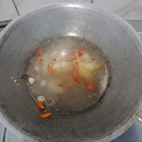 Tambahkan air, masak sampai mendidih.