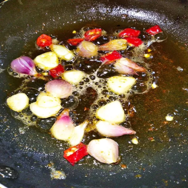 Tumis bawang dan cabai dengan butter sisa menggoreng udang.