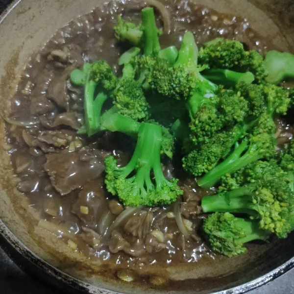 Masukkan brokoli, aduk rata, angkat dan sajikan.