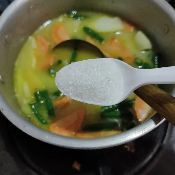 Bumbui dengan gula dan garam aduk rata masak hingga sayur matang lalu angkat dan sajikan.
