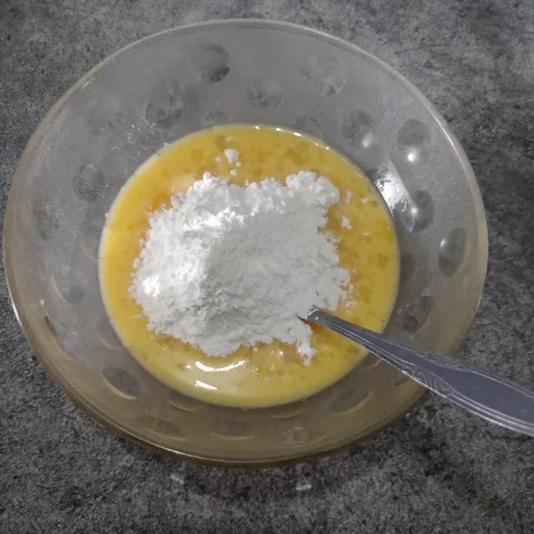 Masukkan tepung maizena dan susu cair, aduk hingga tercampur rata lalu saring.