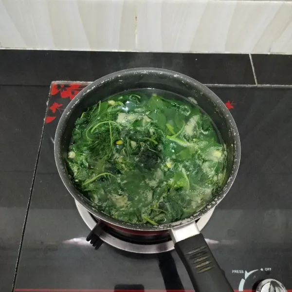 Masak hingga sayur matang. Lalu angkat dan sajikan.