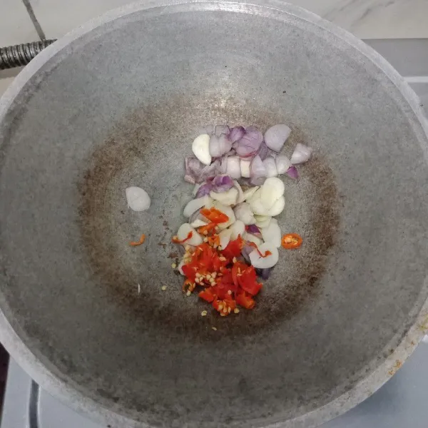 Tumis irisan bawang putih, bawang merah dan cabe sampai harum.