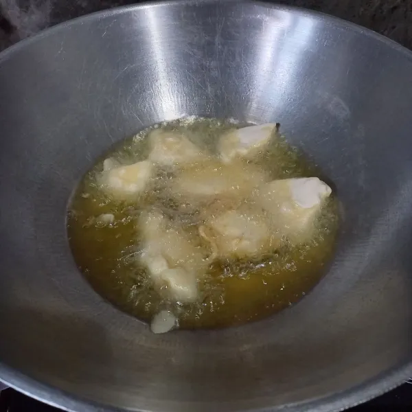 Panaskan minyak goreng. Masukkan sukun yang sudah dibaluri adonan tepung.