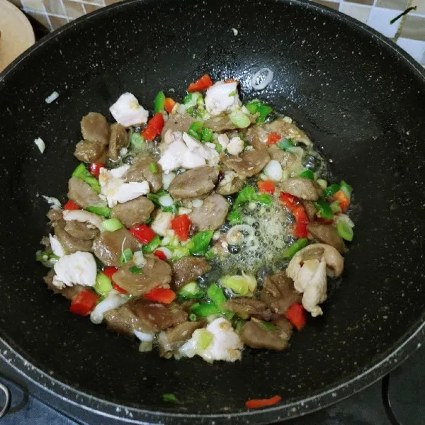 Masukan secara bertahap daging ayam dan bakso terlebih dahulu hingga matang. Kemudian masukan paprika hijau,paprika merah dan daun bawang aduk rata.