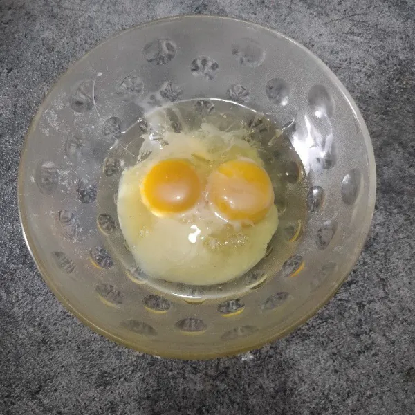 Masukkan telur dan SKM lalu aduk rata.