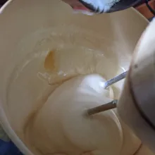 Masukkan susu cair dan minyak bergantian, mixer dengan kecepatan rendah.