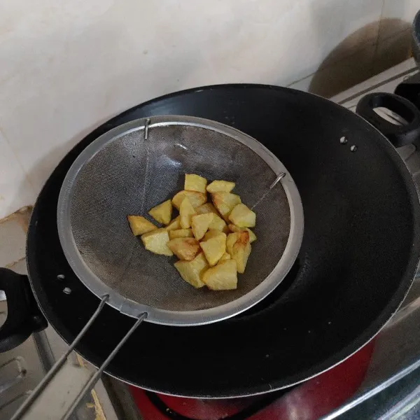 Kupas dan potong kentang kemudian goreng juga hingga empuk.