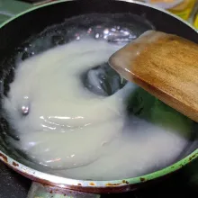 Buat Vla : Campur gula pasir, tepung maizena dan susu cair. Masak dengan api kecil sambil terus diaduk hingga kental. Matikan api.