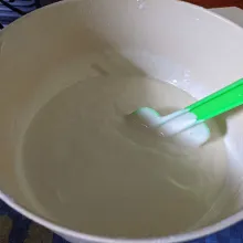 Aduk balik adonan menggunakan spatula, hingga minyak dan adonan homogen atau menyatu dengan baik.