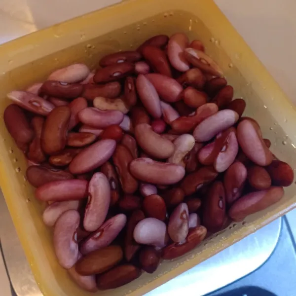 Siapkan kacang merah yang sudah direndam semalaman, cuci bersih.