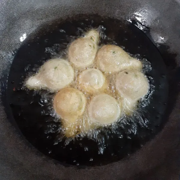 Panaskan 250 mili minyak sayur dengan api sedang cenderung kecil, goreng paha ayam aci hingga matang. Angkat, tiriskan dan sajikan dengan sambal kacang!