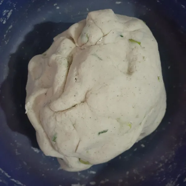 Uleni adonan hingga tidak lengket ditangan.