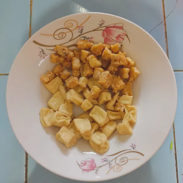 Goreng tahu tempe hingga matang.