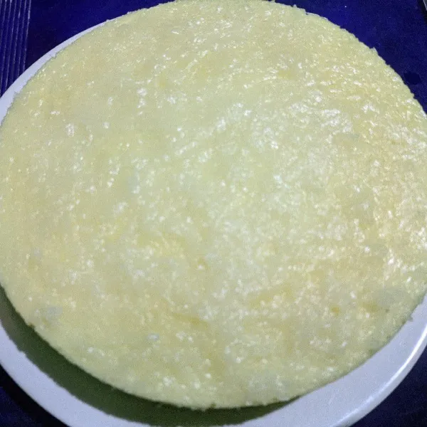 Olesi permukaan kue dengan vla susu.