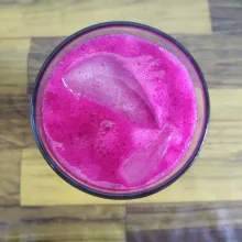 Selanjutnya tuang jus buah naga, siap untuk dinikmati.