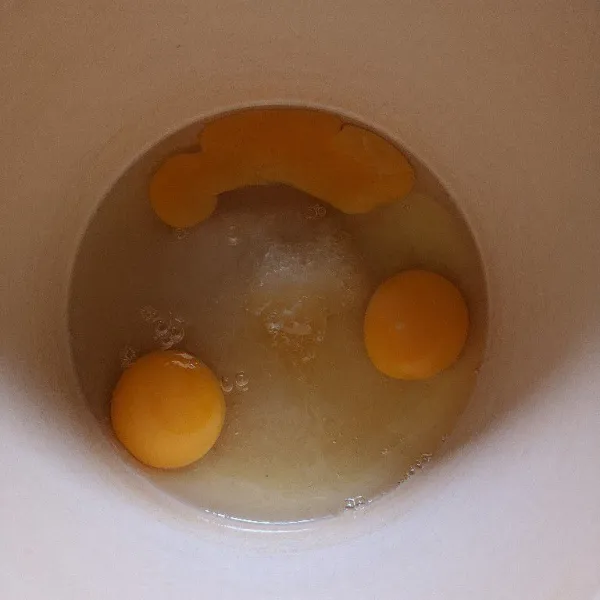 Masukkan telur, SP dan gula pasir dalam satu wadah. Mixer hingga kental, putih dan berjejak.