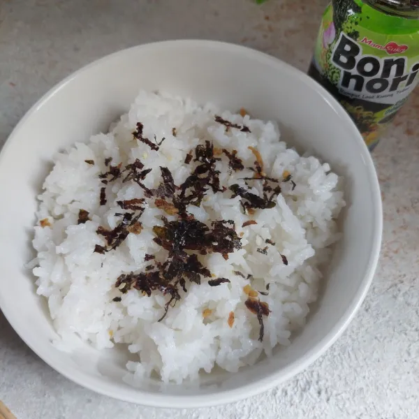Sajikan dengan nasi bertabur bon nori.
