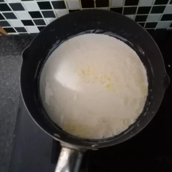Masak susu bersama kental manis.