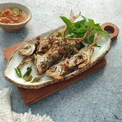 Ikan Selar Goreng Daun Kari