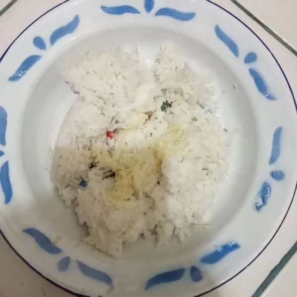 Haluskan nasi bersama garam dan bawang putih.