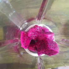 Kupas buah naga kemudian potong-potong dan masukkan ke dalam gelas blender.
