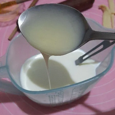 Tambahkan kental manis dan gula halus ke dalam susu cair.