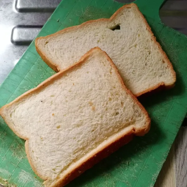 Siapkan roti tawar yang akan digunakan.
