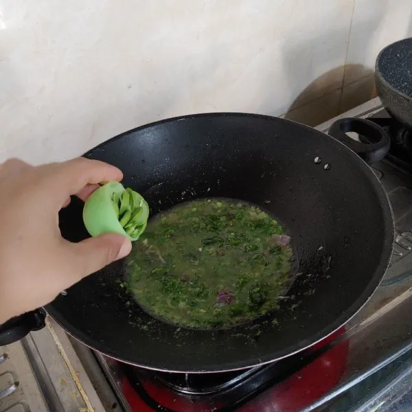 Haluskan bahan sambal hijau. Goreng ke dalam minyak panas kemudian masukkan petai. Masak hingga matang.