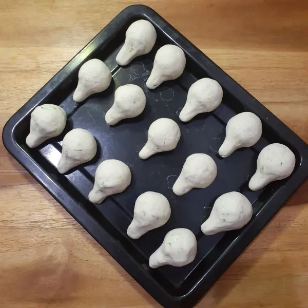 Ambil 1½ sendok makan adonan lalu bentuk seperti paha ayam.