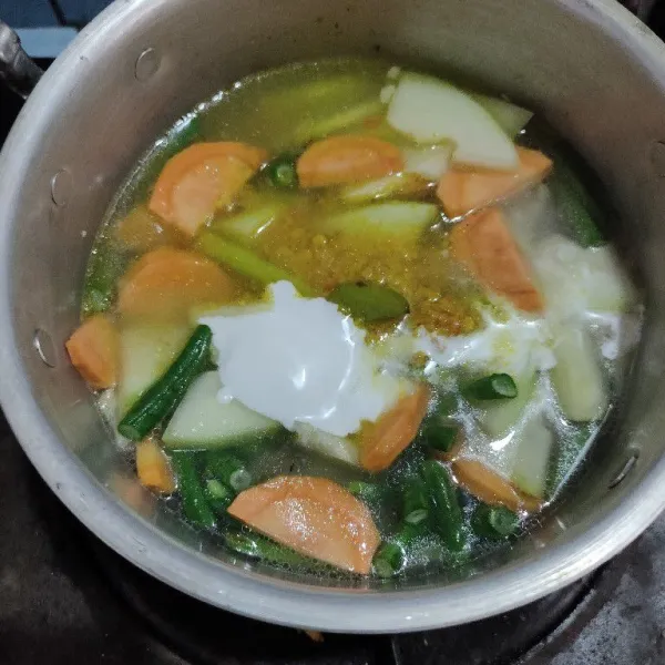 Tambahkan bumbu halus, santan aduk rata.