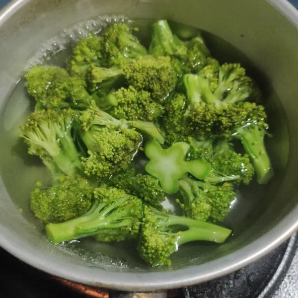 Rebus brokoli yang sudah dibersihkan hingga setengah matang lalu angkat dan tiriskan.