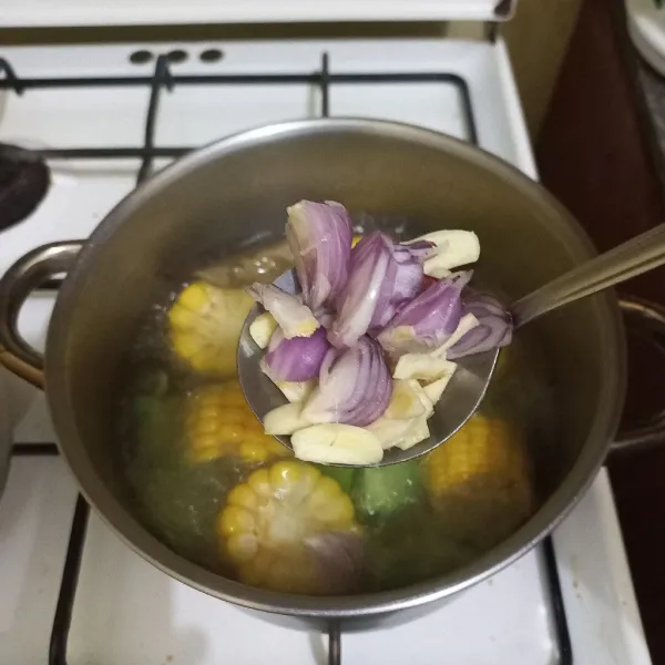 Masukkan irisan bawang merah, bawang putih, garam dan gula pasir, aduk rata.