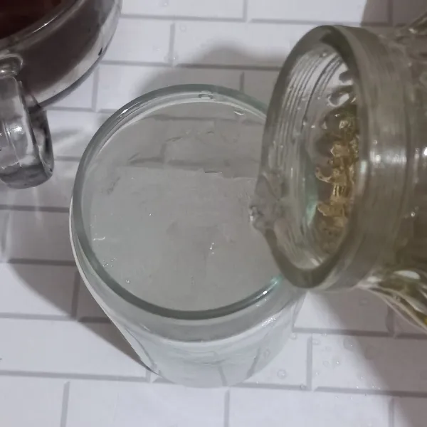 Tuang simple sirup dan perasan air lemon