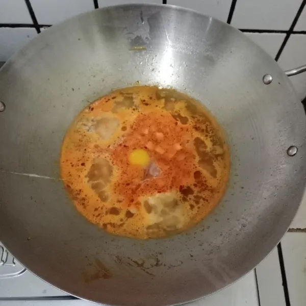 Masukkan wortel dan telur. Tunggu hingga telur sedikit matang.