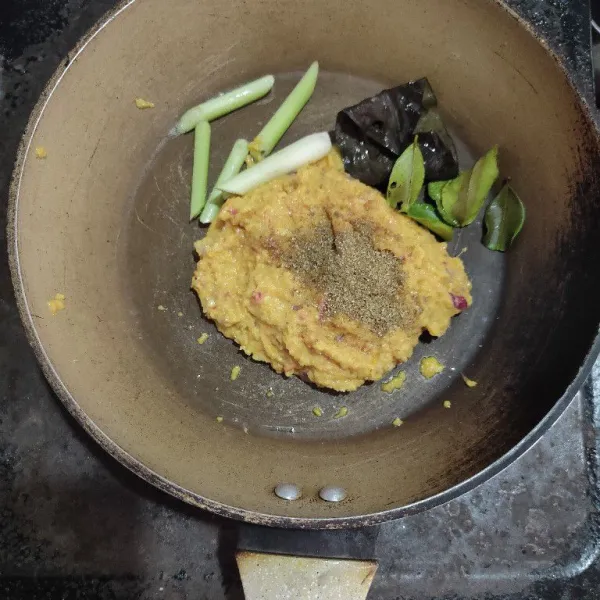 Siapkan bahan bumbu halus, tumis bumbu dengan secukupnya minyak tambahankan daun jeruk dan serai masak hingga harum dan matang.