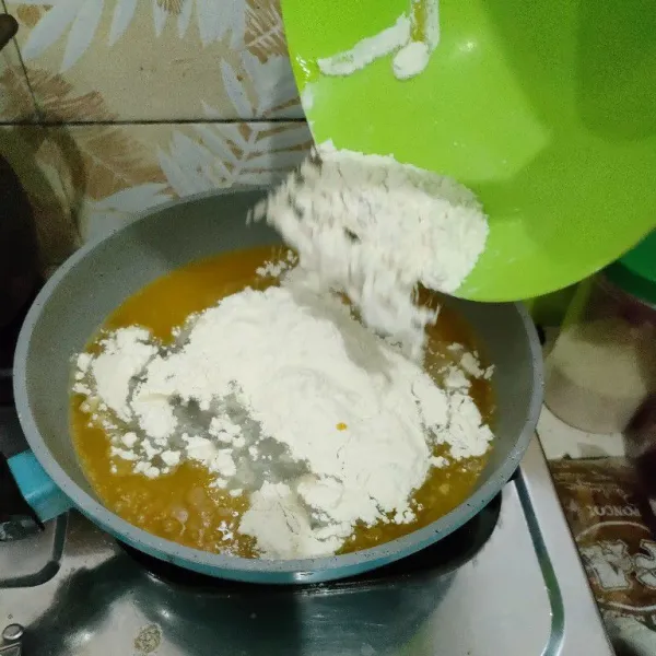 Didihkan susu dan margarin sampai meleleh, matikan kompor. Masukkan tepung, aduk rata.
