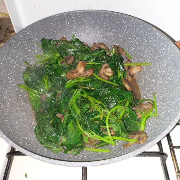 Masak hingga daun ubi layu.