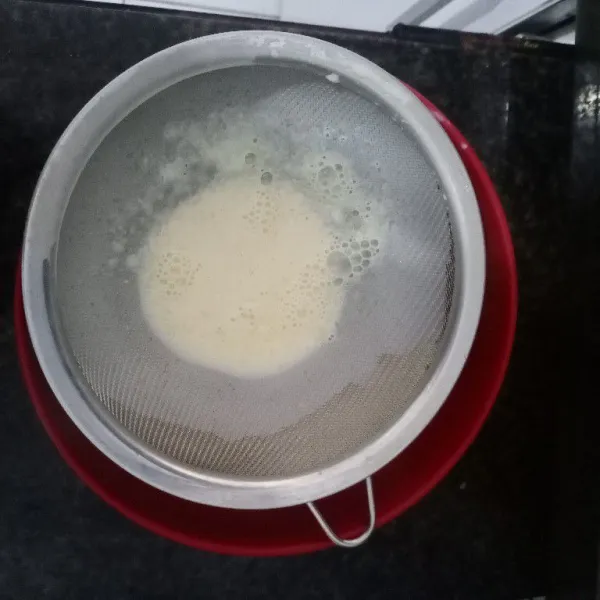 Campurkan cairan susu ke telur lalu tambahkan vanilla extract. Saring hingga 2x. Pada proses ini custard akan terbentuk.